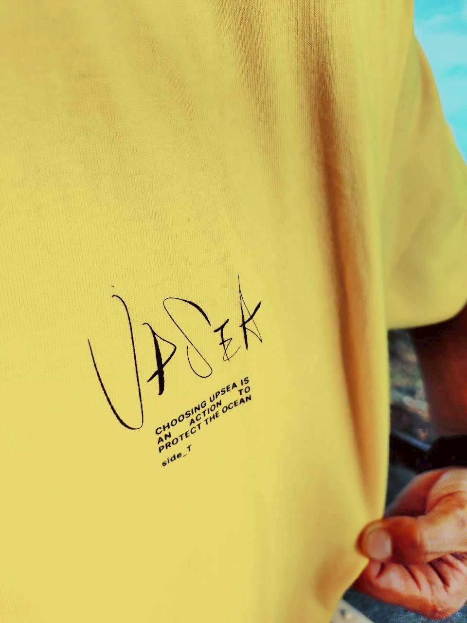 UPSEA side_T ロゴTシャツ カナリアイエロー - UPSEA